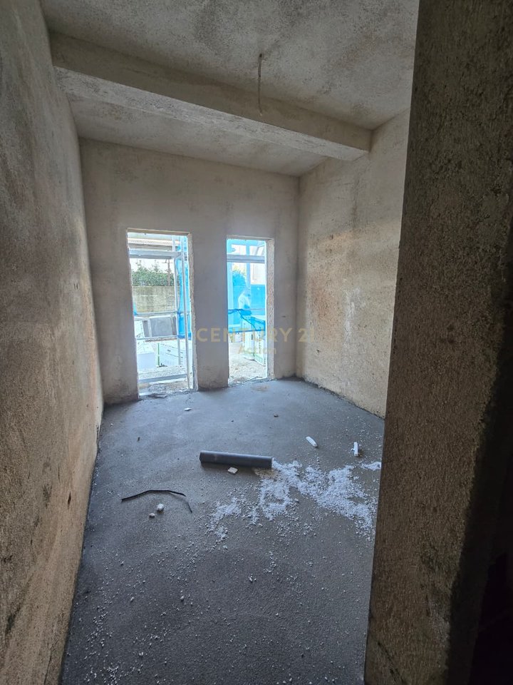 OKAZION!!! Shitet Apartament 3+1+Post parkimi+70 m2 verande  tek "Univers City"