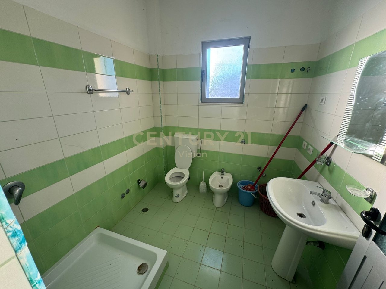 Hotel 2-katesh per shitje ne Velipoje