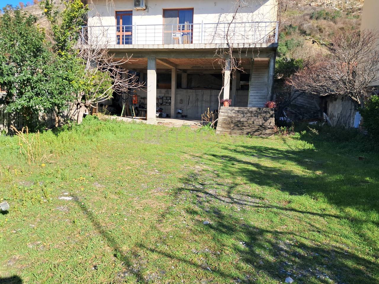 Shtepi private 4-kateshe + 500 m2 toke per shitje, Shengjin