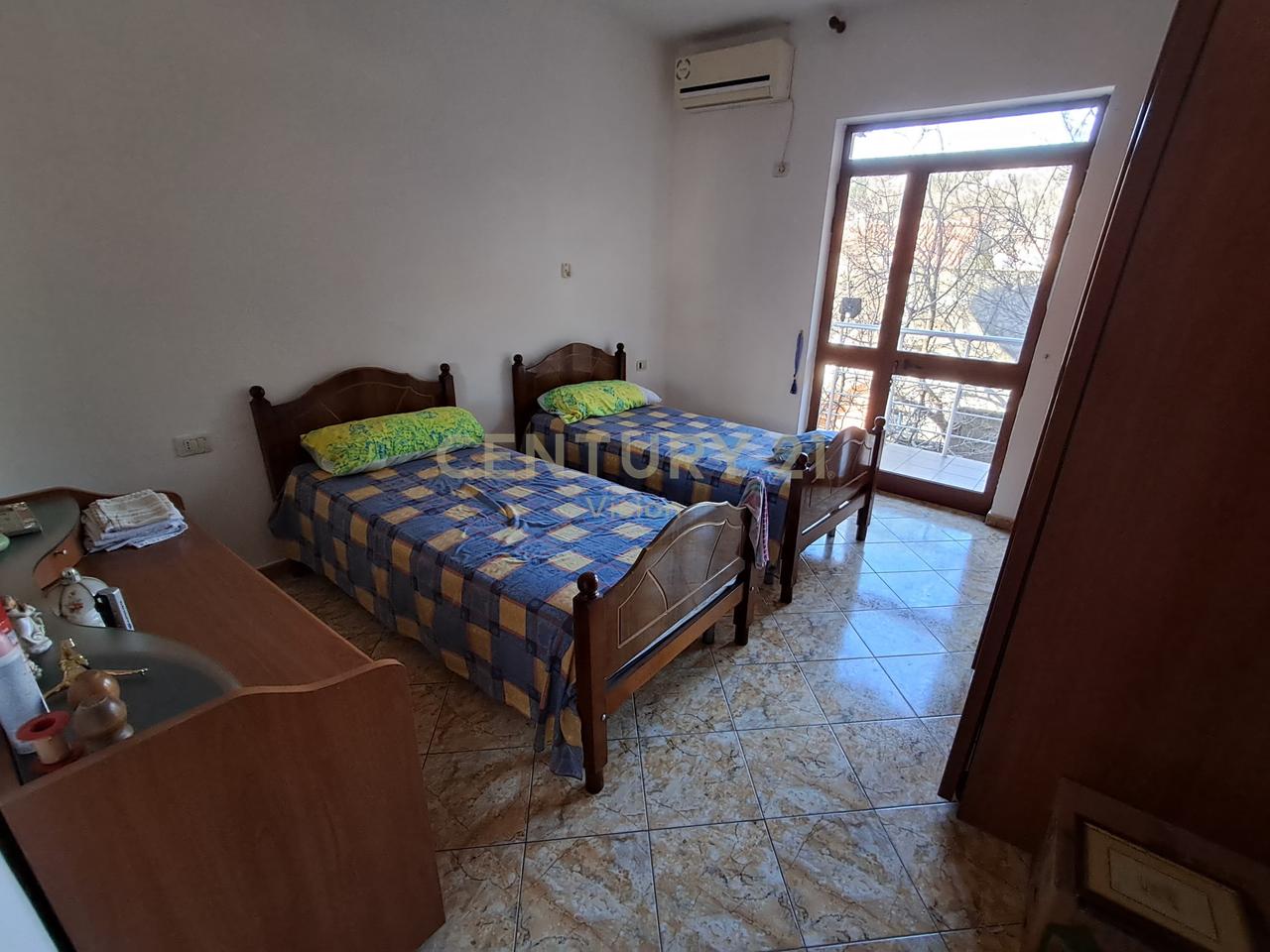 Shtepi private 4-kateshe + 500 m2 toke per shitje, Shengjin