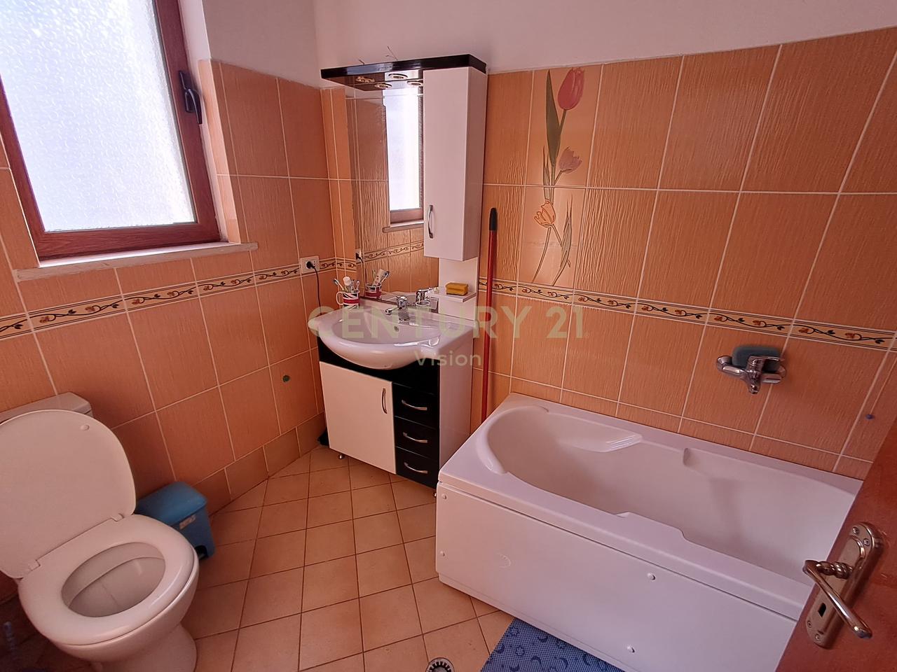 Shtepi private 4-kateshe + 500 m2 toke per shitje, Shengjin