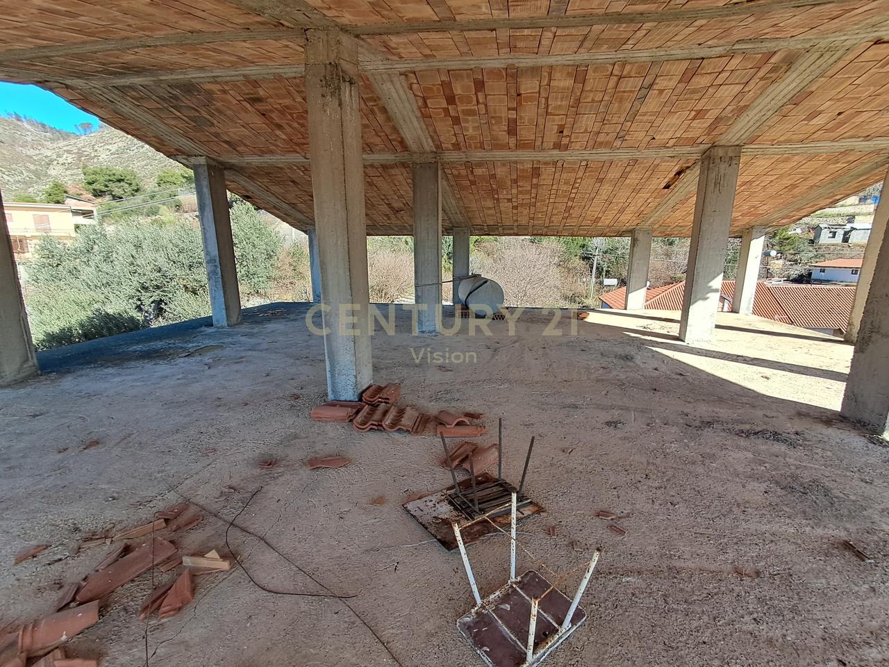 Shtepi private 4-kateshe + 500 m2 toke per shitje, Shengjin