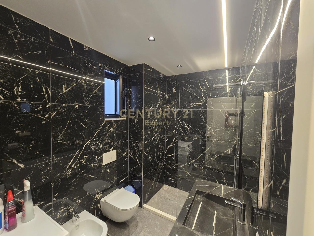 APARTAMENT 2+1+2 NE SHITJE PRANE UET