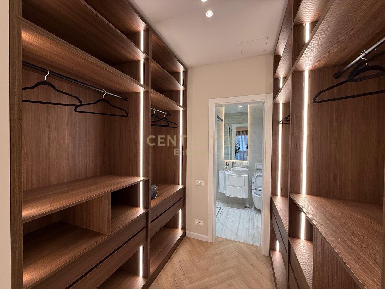 Apartament Luksoz me Qira 2+1+2 në Garden Building