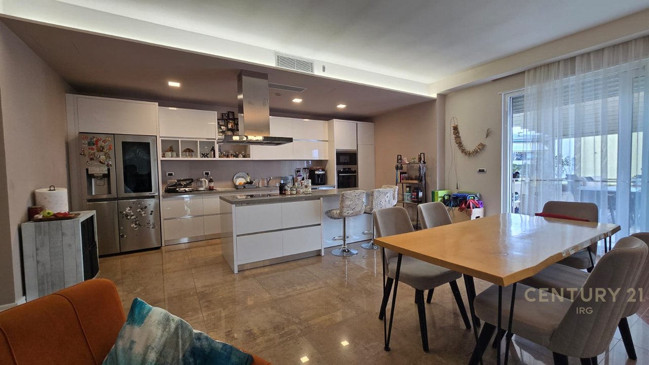 PENTHOUSE 3+1+2 ME VERANDE + POST PARKIMI, LIQENI I THATE!!!