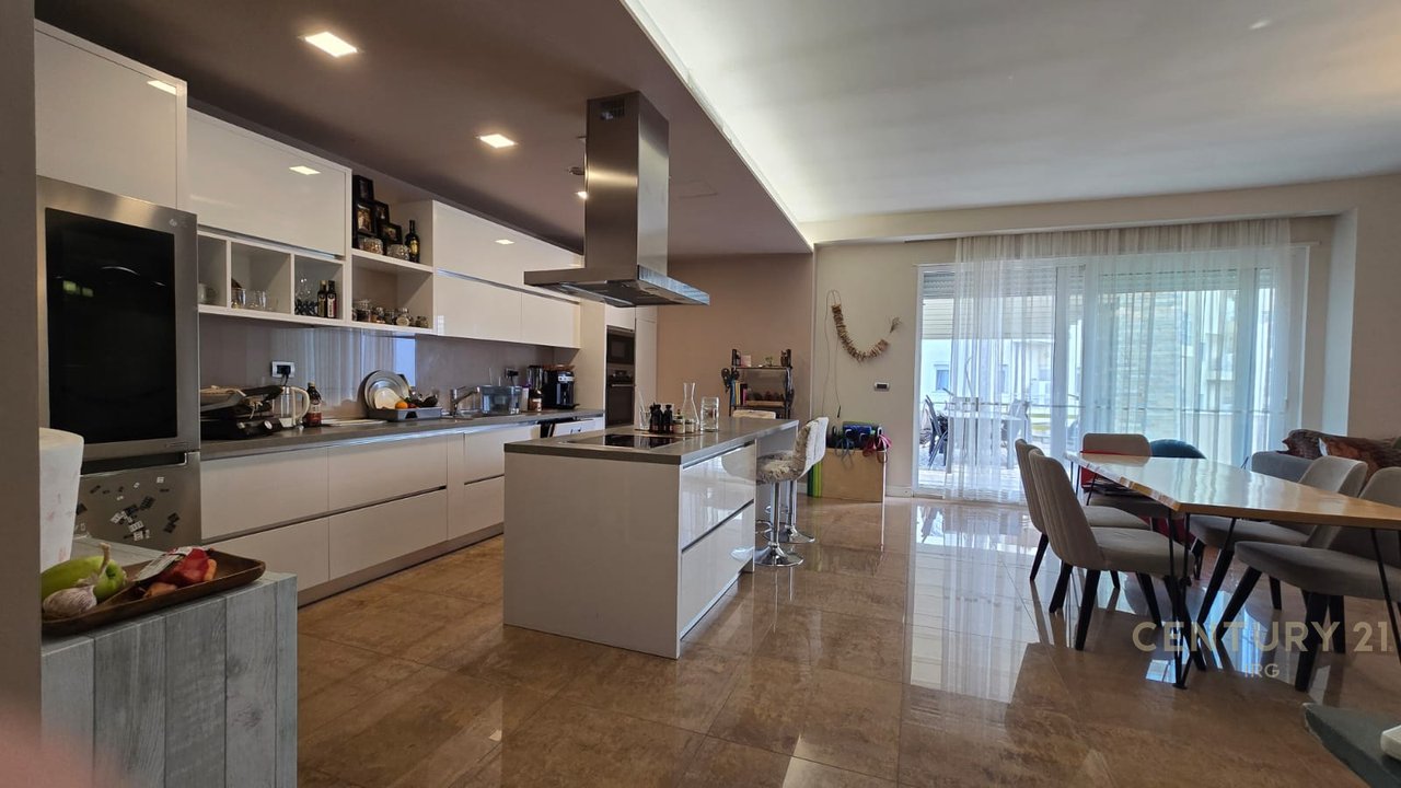 PENTHOUSE 3+1+2 ME VERANDE + POST PARKIMI, LIQENI I THATE!!!