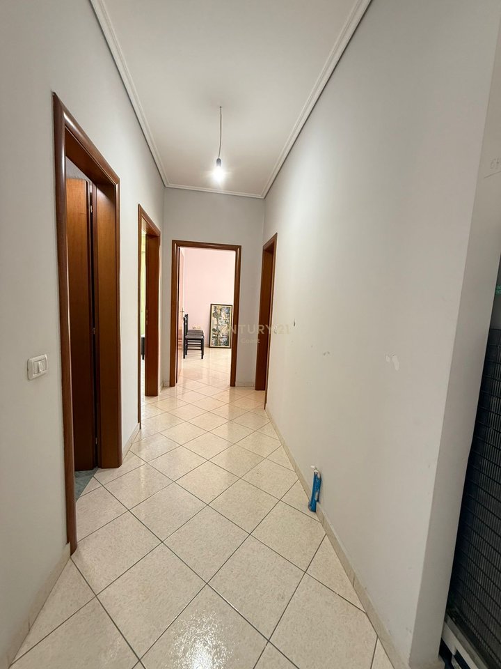 SHITET APARTAMENT 2+1+2  NE LAGJEN "24 MAJ", VLORE!