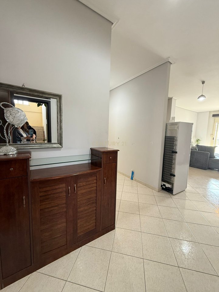 SHITET APARTAMENT 2+1+2  NE LAGJEN "24 MAJ", VLORE!