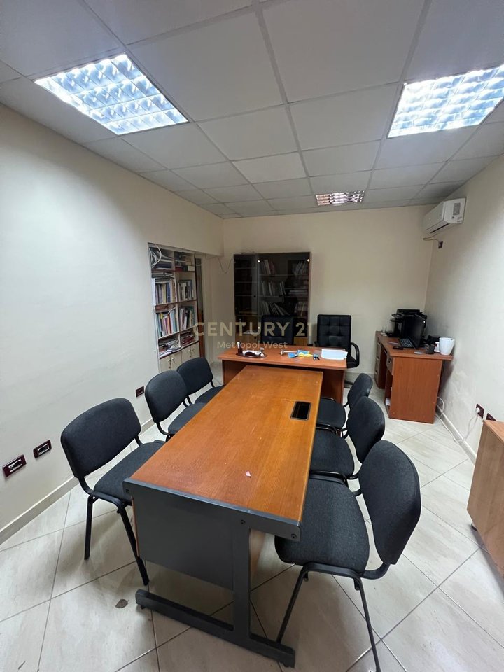 We have 2 offices and a 1+1 apartment for rent on Zogu i Parë Boulevard, Tirana - €1200 | 90 m²