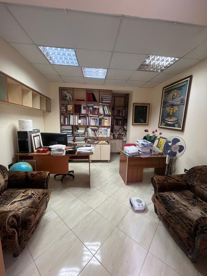 We have 2 offices and a 1+1 apartment for rent on Zogu i Parë Boulevard, Tirana - €1200 | 90 m²