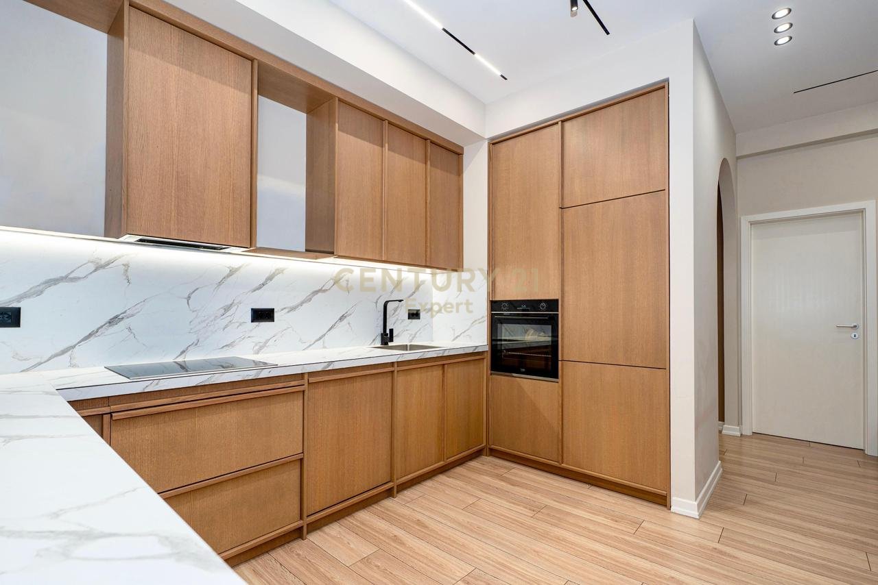 JAPIM ME QIRA APARTAMENT 2+1+2+ POST PARKIMI- ALI DEMI REZIDENCA MANGALEM.