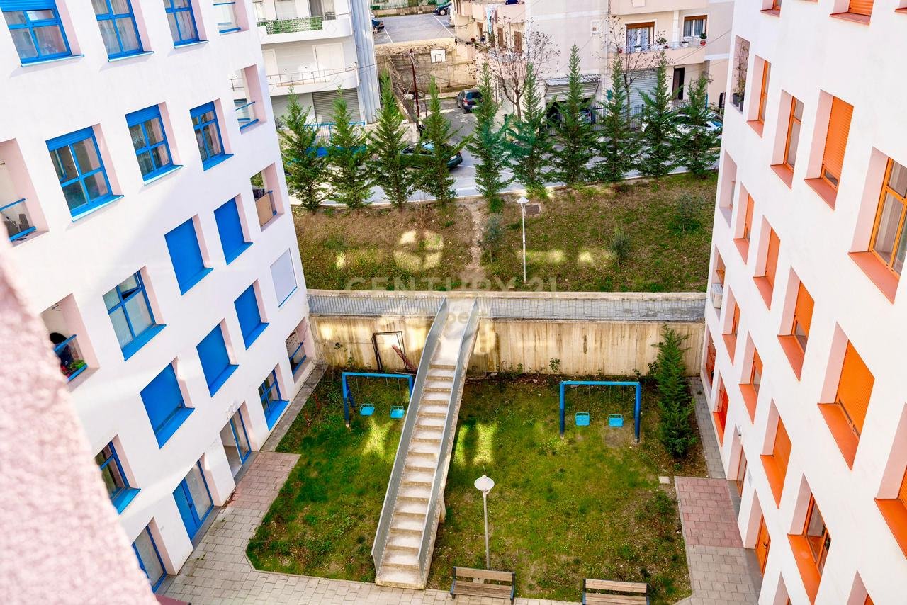 JAPIM ME QIRA APARTAMENT 2+1+2+ POST PARKIMI- ALI DEMI REZIDENCA MANGALEM.