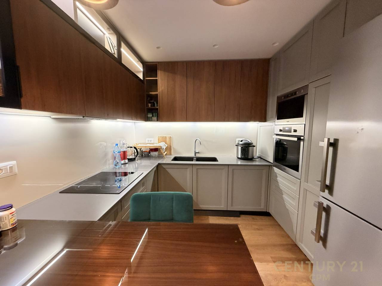 SHESIM APARTAMENT 3+1+2+2 POSTE PARKIMI PRANE AIR ALBANIA STADIUM