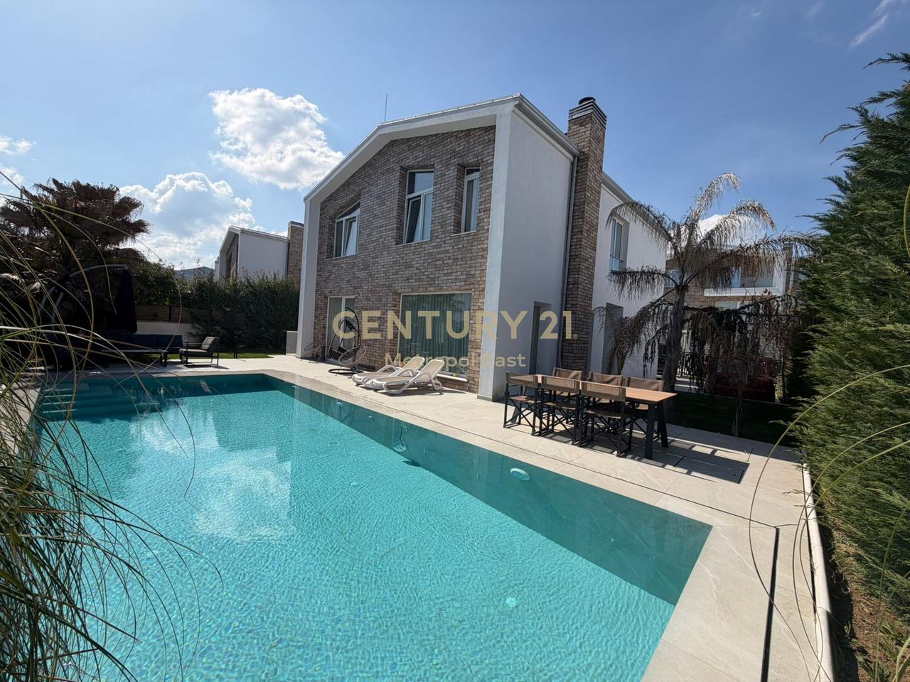 LUXURY VILLA FOR RENT WITH A POOL, IN A RESIDENTIAL AREA NEAR TEG