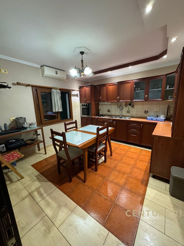 Shitet vilë 2 kate + papafingo në rrugën Jordan Misja!