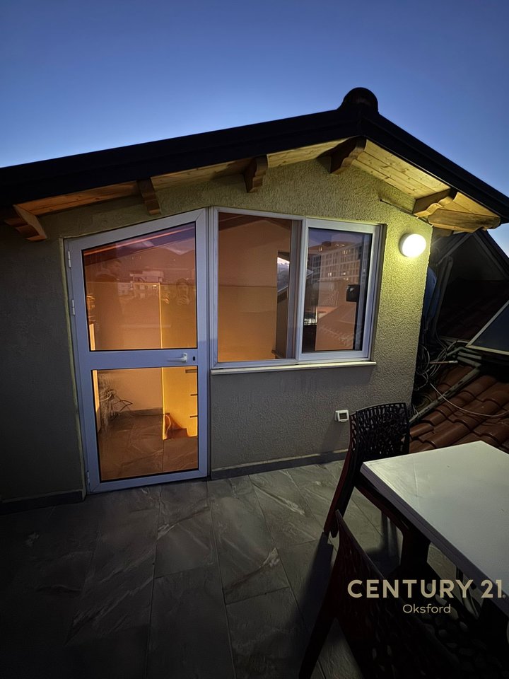 Shitet vilë 2 kate + papafingo në rrugën Jordan Misja!