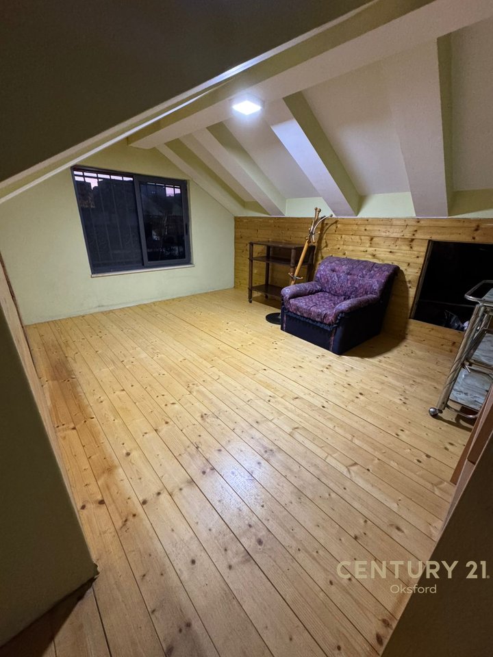 Shitet vilë 2 kate + papafingo në rrugën Jordan Misja!