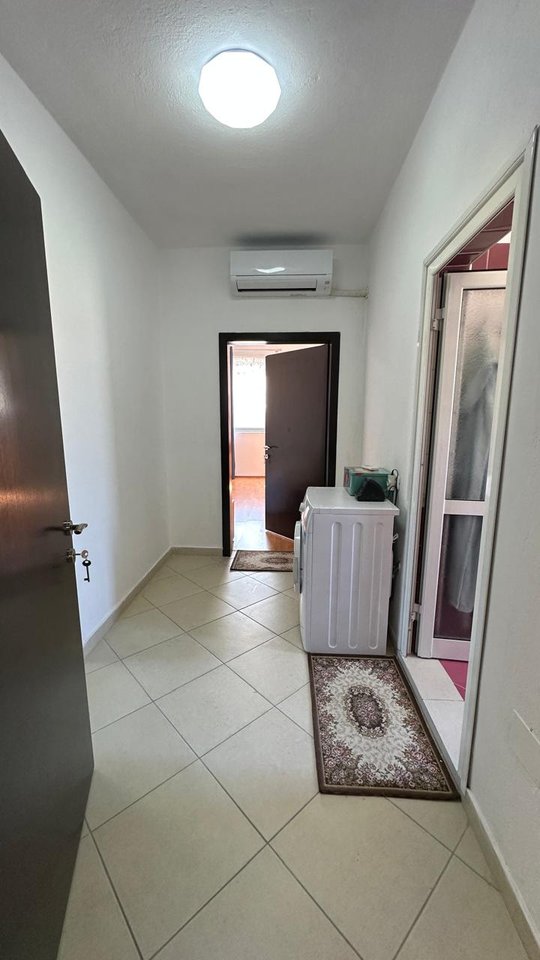 SHITET APARTAMENT 1+1 ME VERANDË TË MADHE PRANË STADIUMIT NË POGRADEC