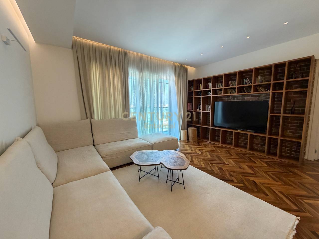 Apartament 2+1+2+ Post Parkimi per Qera te Ambasador 3