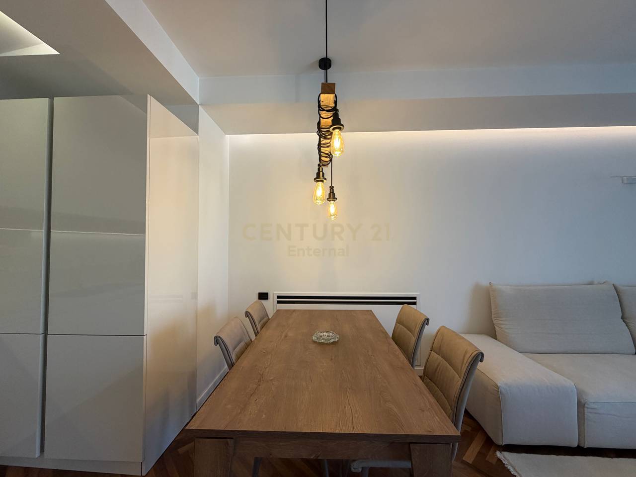 Apartament 2+1+2+ Post Parkimi per Qera te Ambasador 3