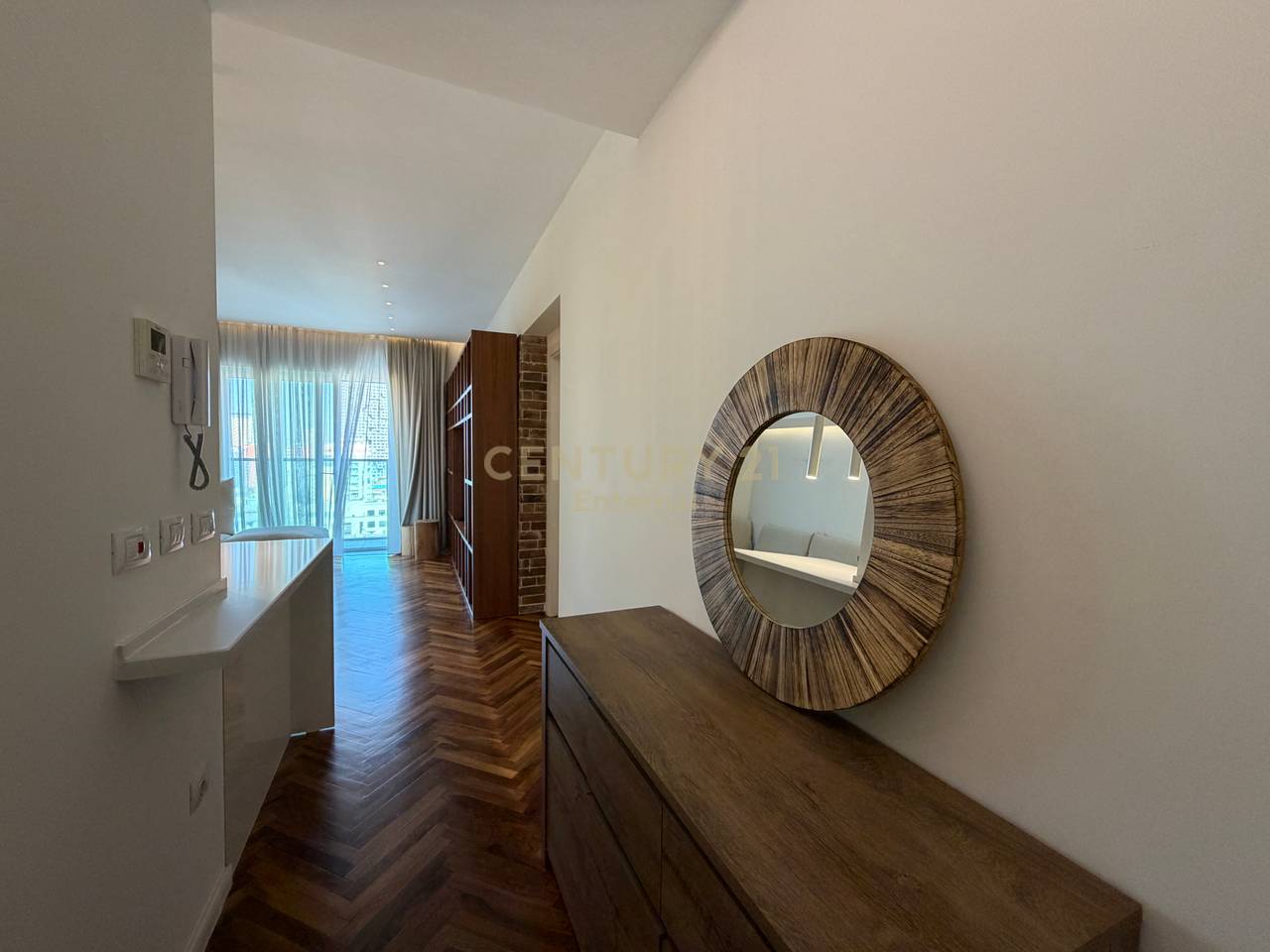 Apartament 2+1+2+ Post Parkimi per Qera te Ambasador 3