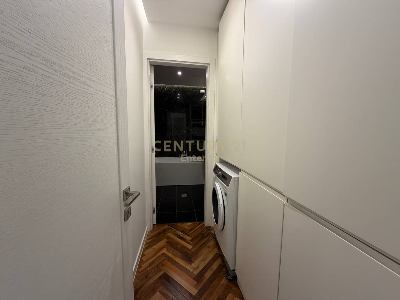 Apartament 2+1+2+ Post Parkimi per Qera te Ambasador 3