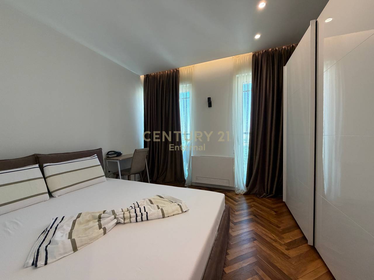 Apartament 2+1+2+ Post Parkimi per Qera te Ambasador 3