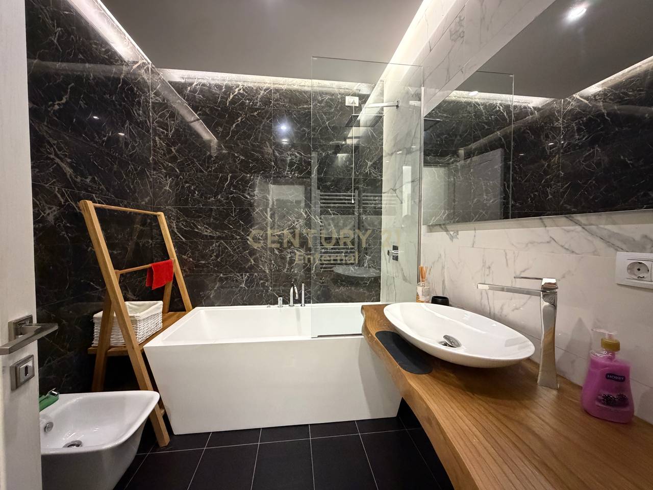 Apartament 2+1+2+ Post Parkimi per Qera te Ambasador 3