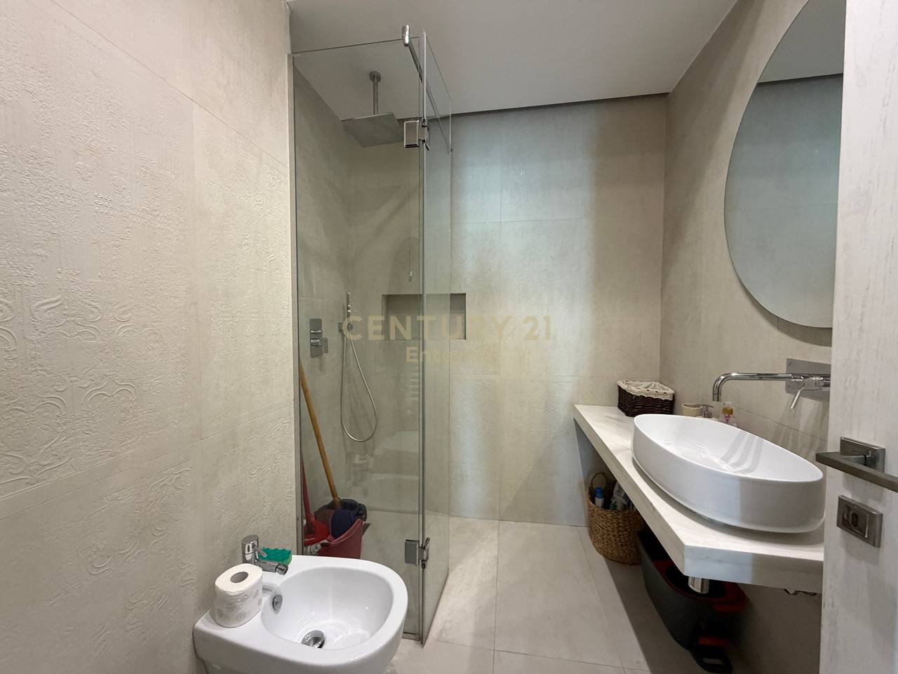 Apartament 2+1+2+ Post Parkimi per Qera te Ambasador 3