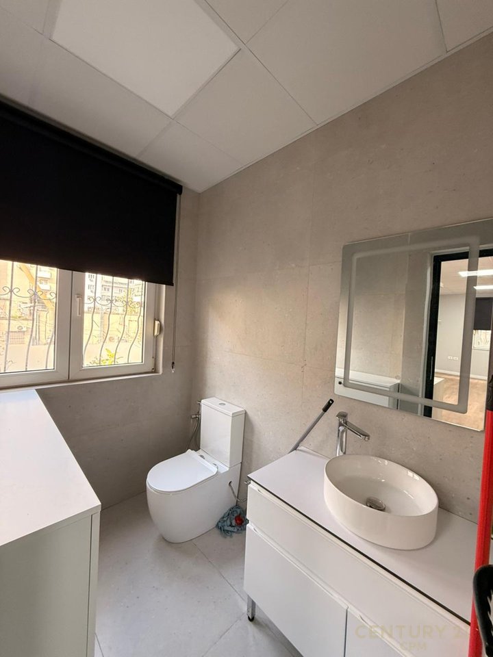 JEPET ME QIRA AMBIENT PER ZYRA NE QENDER PERBALL TOPTANIT !