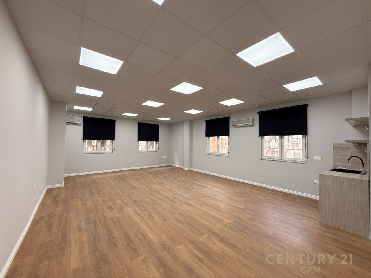 JEPET ME QIRA AMBIENT PER ZYRA NE QENDER PERBALL TOPTANIT !