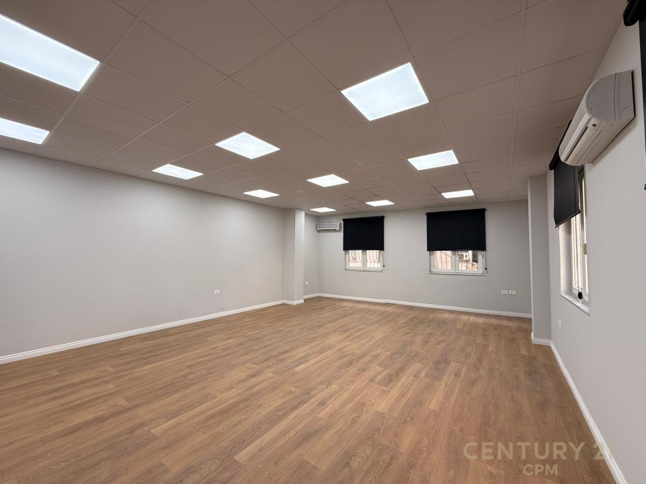 JEPET ME QIRA AMBIENT PER ZYRA NE QENDER PERBALL TOPTANIT !