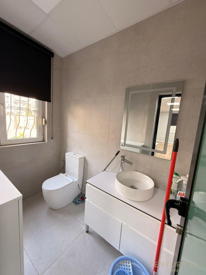 JEPET ME QIRA AMBIENT PER ZYRA NE QENDER PERBALL TOPTANIT !