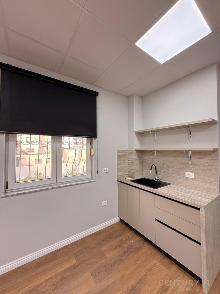 JEPET ME QIRA AMBIENT PER ZYRA NE QENDER PERBALL TOPTANIT !