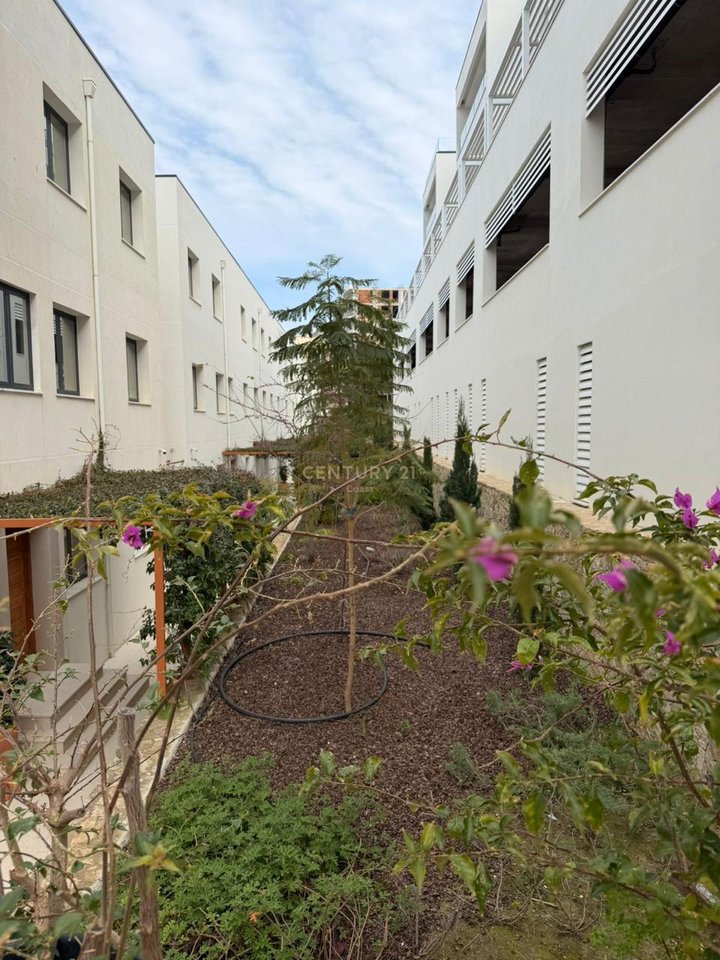 APARTAMENT 1+1 ME PAMJE DET NE SHITJE,VLORE