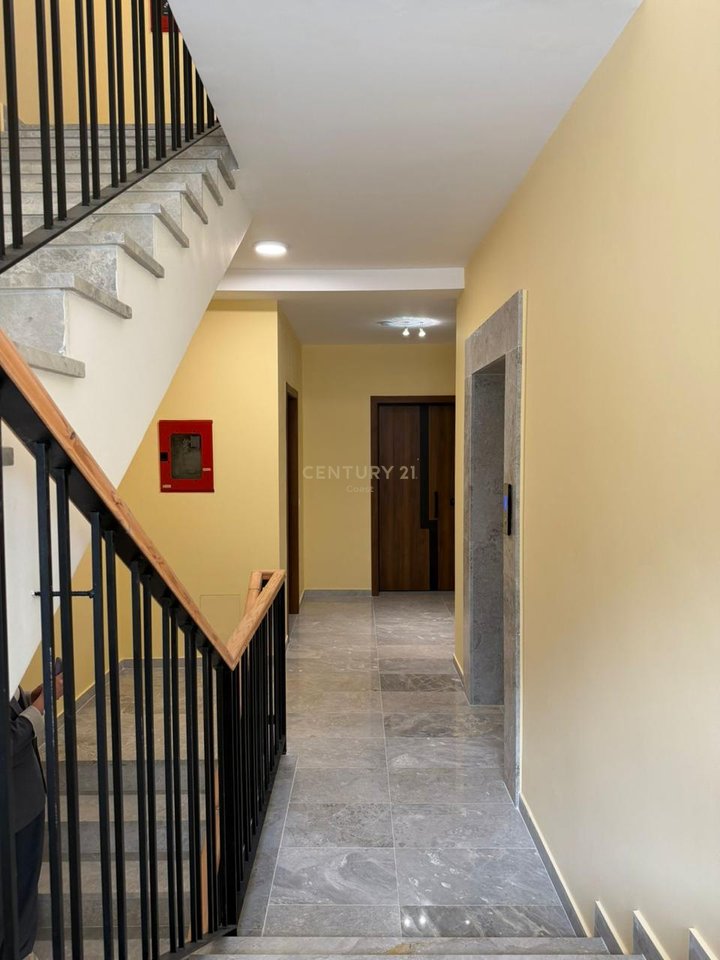 APARTAMENT 1+1 ME PAMJE DET NE SHITJE,VLORE