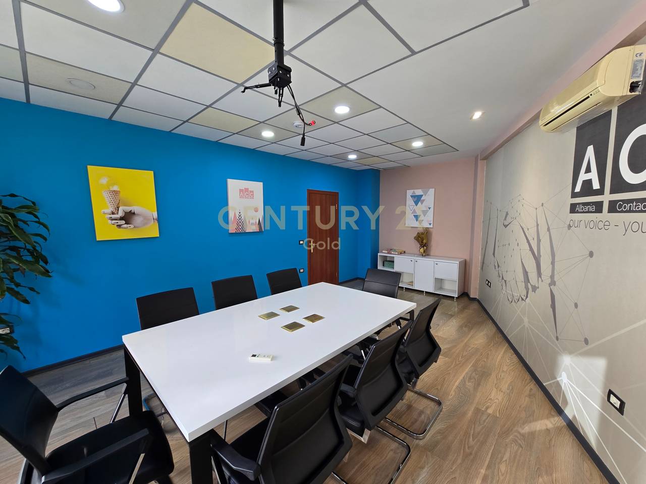 Ambient zyrash per qira ne hyrje te rruges se Dibres!