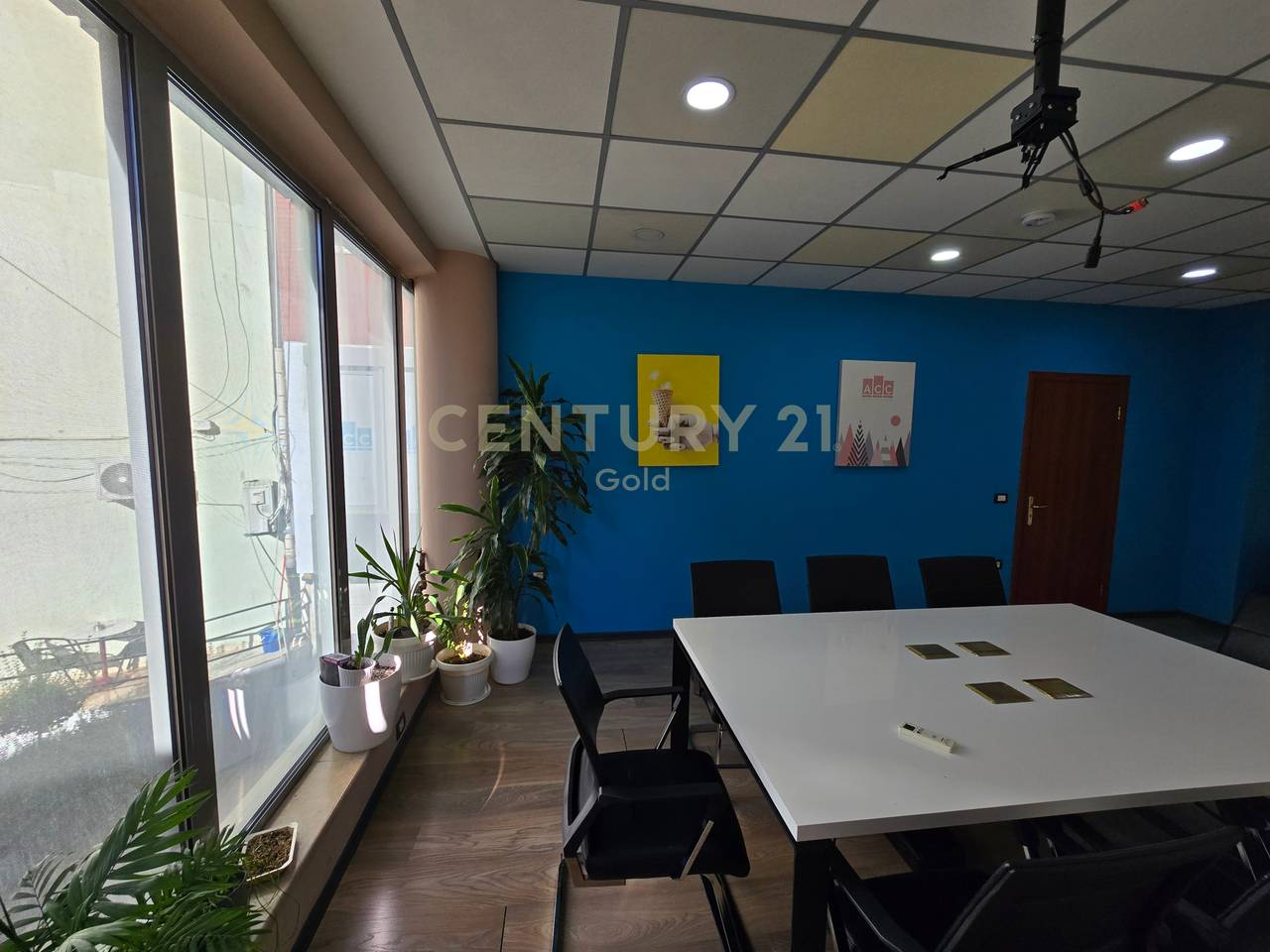 Ambient zyrash per qira ne hyrje te rruges se Dibres!