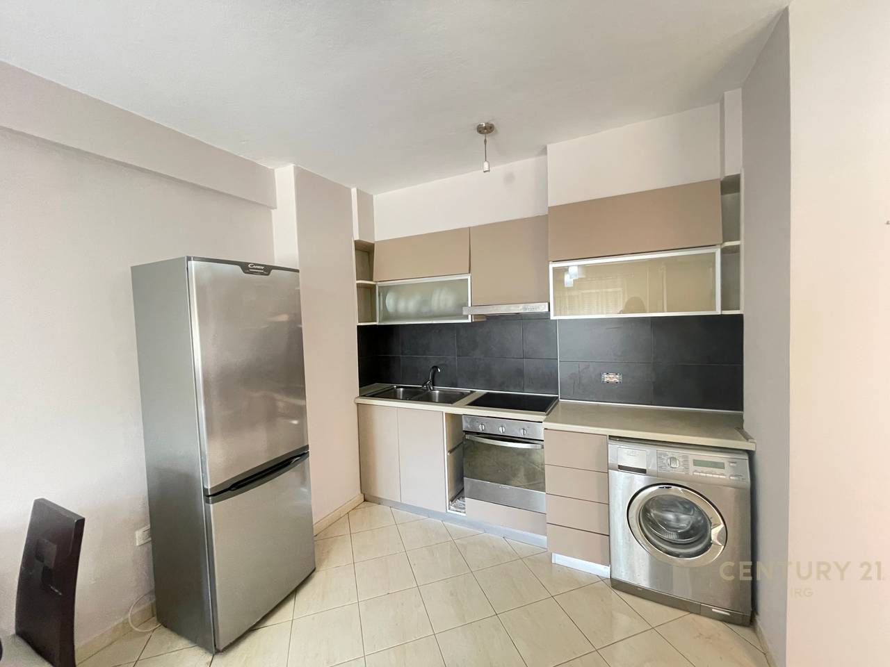 APARTAMENT 1+1 ME QIRA PRANË KOMPLEKSIT MAGNET – 21 DHJETORI