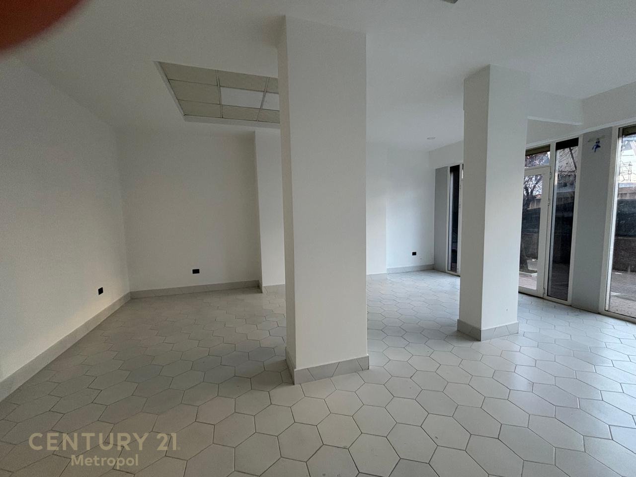 🏢 Ambient Komercial me Qira në Astir
📍 Pranë rrugës Rruga Teodor Keko