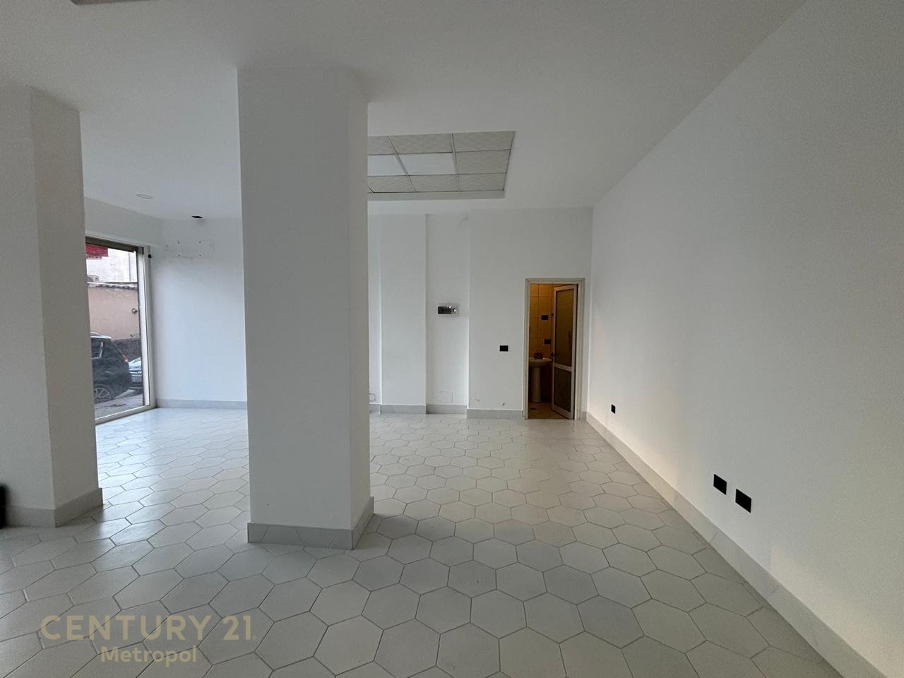 🏢 Ambient Komercial me Qira në Astir
📍 Pranë rrugës Rruga Teodor Keko