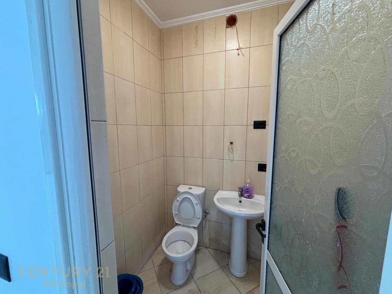 🏢 Ambient Komercial me Qira në Astir
📍 Pranë rrugës Rruga Teodor Keko