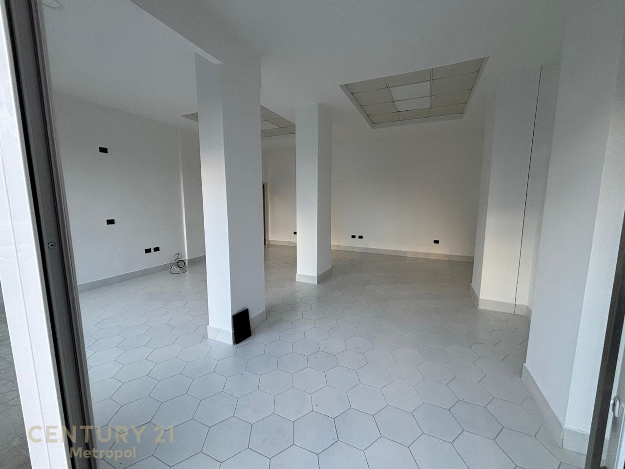 🏢 Ambient Komercial me Qira në Astir
📍 Pranë rrugës Rruga Teodor Keko