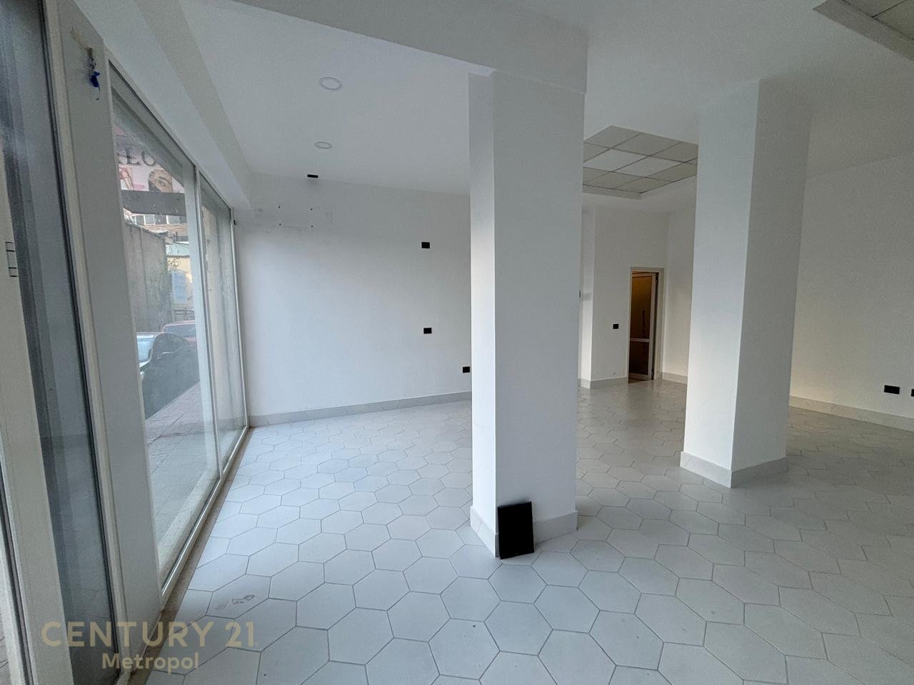 🏢 Ambient Komercial me Qira në Astir
📍 Pranë rrugës Rruga Teodor Keko