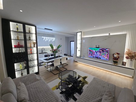 SHITET SUPER APARTAMENT LUKSOZ 2+2+2 ,RRUGA GJERGJ ARIANITI(PRANE JUMBO)!