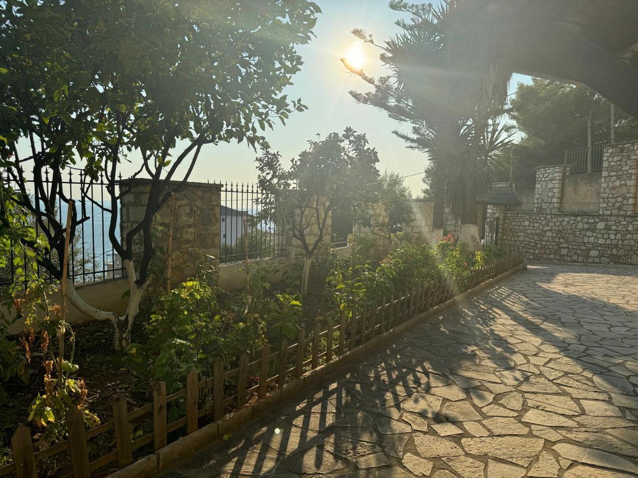 SARANDE, SHESIM OBJEKT 4- KATESH ME PAMJE NGA DETI