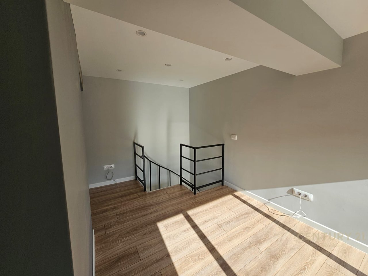 JEPET ME QIRA AMBJENT PER ZYRA TEK PAZARI I RI