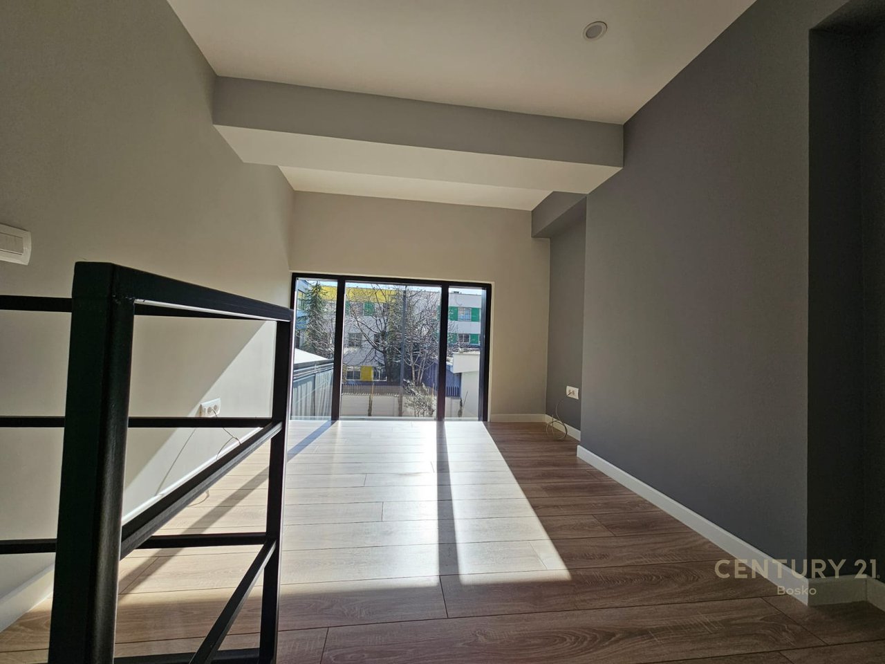 JEPET ME QIRA AMBJENT PER ZYRA TEK PAZARI I RI