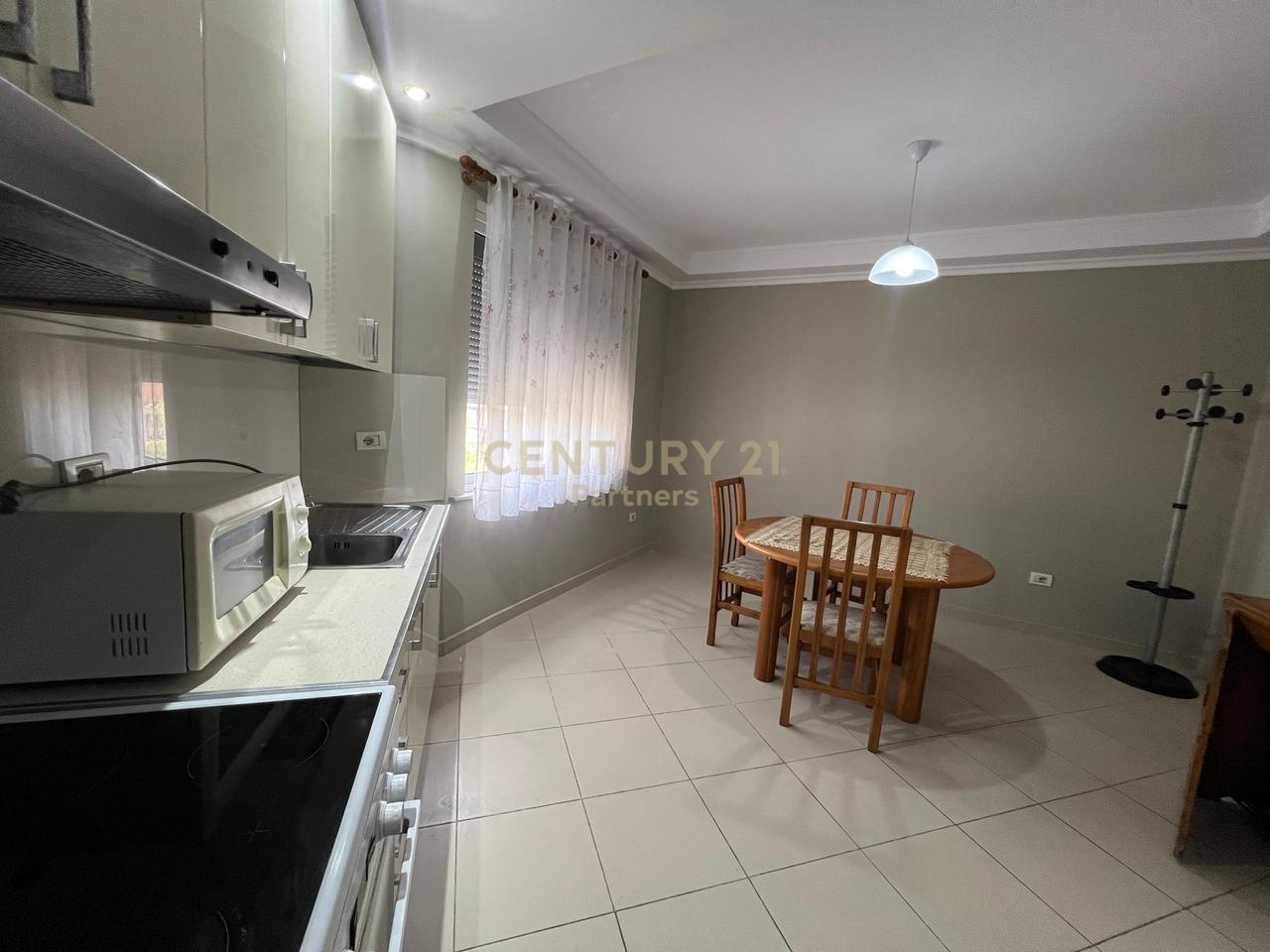 APARTAMENT 1+1 + KUZHINE TE VECUAR PER QIRA, prane shkolles Emin Duraku