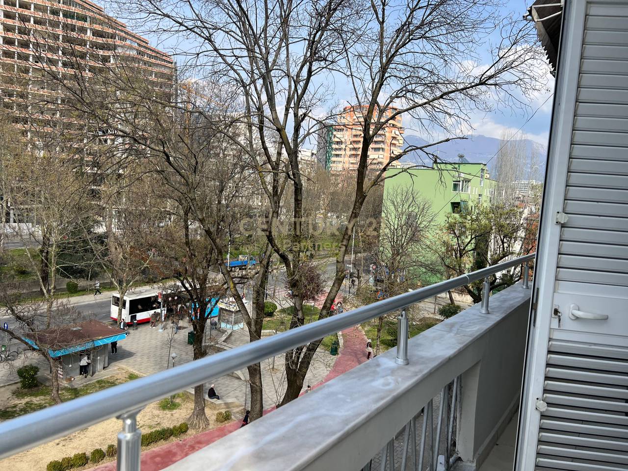 APARTAMENT 1+1 + KUZHINE TE VECUAR PER QIRA, prane shkolles Emin Duraku